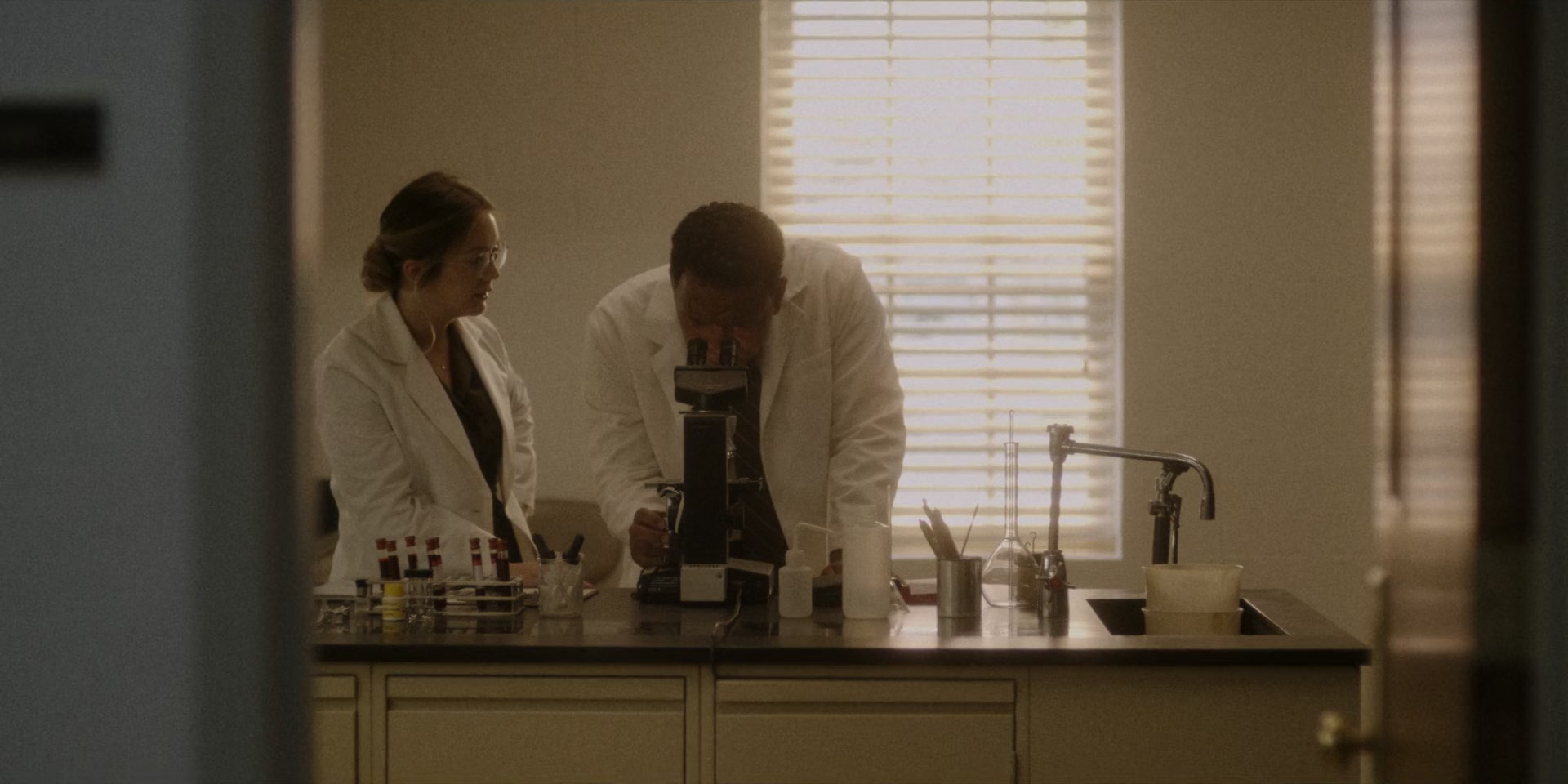 American_Horror_Story_S11E01_SomethingsComing_1080p_IHBL_000509.jpg