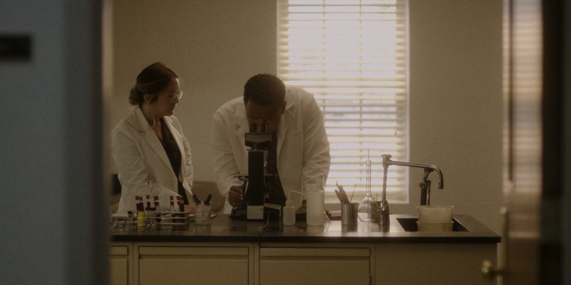 American_Horror_Story_S11E01_SomethingsComing_1080p_IHBL_000514.jpg