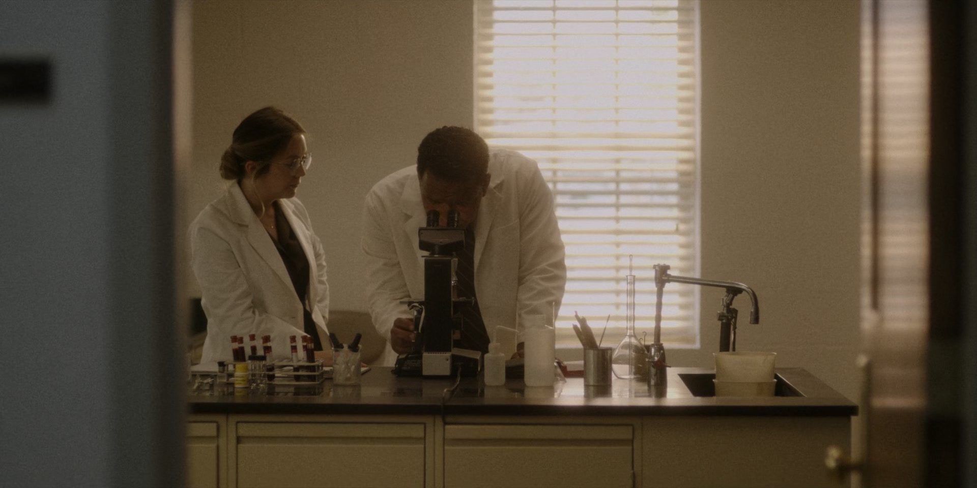 American_Horror_Story_S11E01_SomethingsComing_1080p_IHBL_000515.jpg