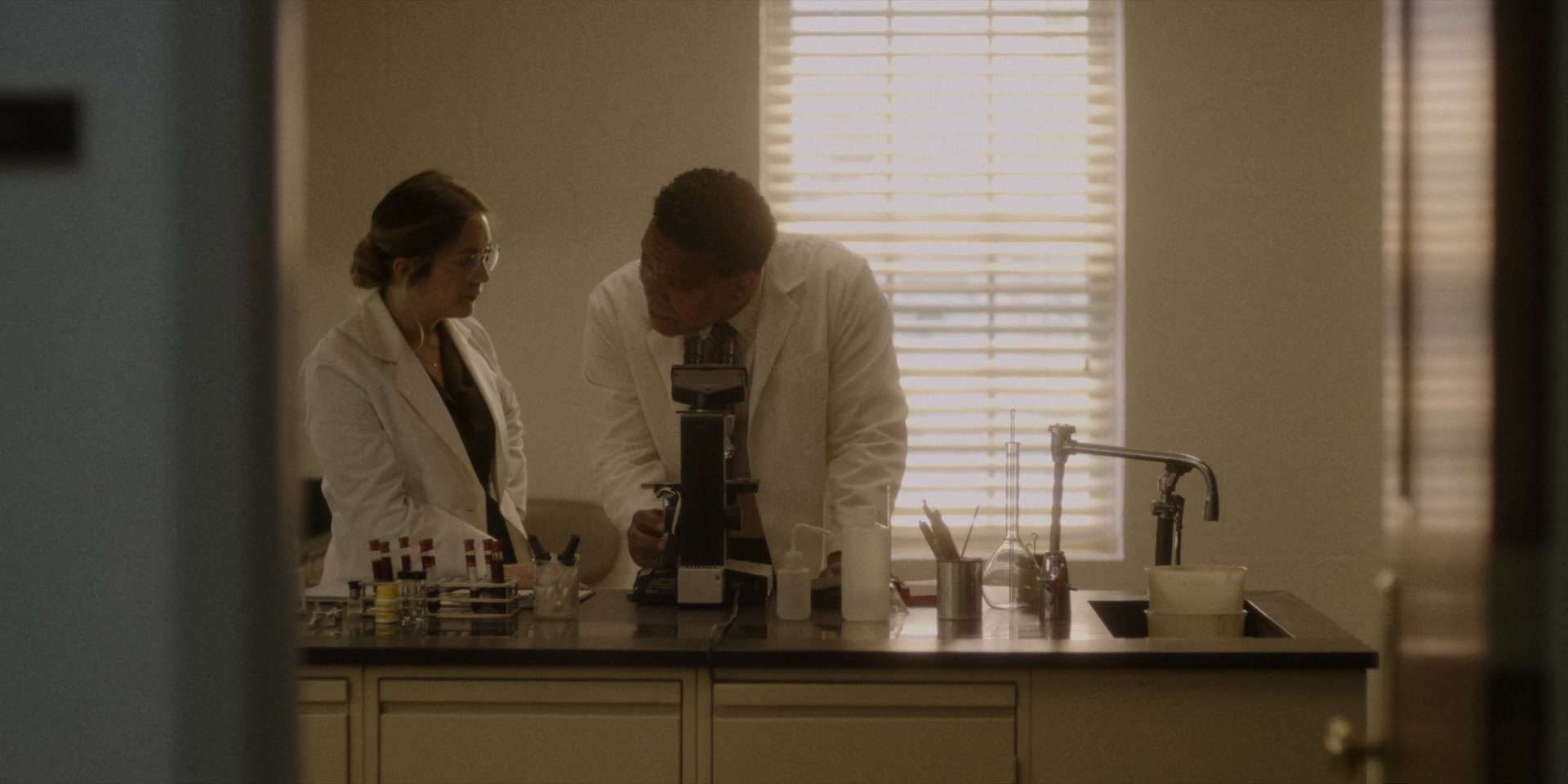 American_Horror_Story_S11E01_SomethingsComing_1080p_IHBL_000516.jpg