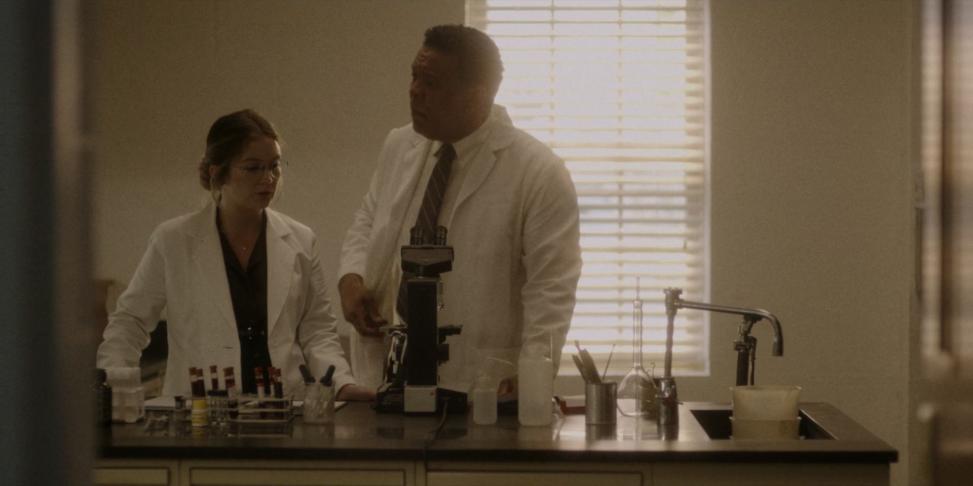 American_Horror_Story_S11E01_SomethingsComing_1080p_IHBL_000533.jpg