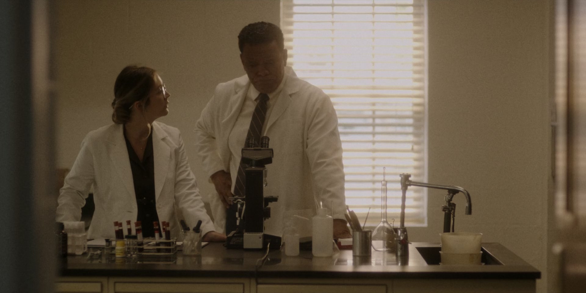 American_Horror_Story_S11E01_SomethingsComing_1080p_IHBL_000539.jpg