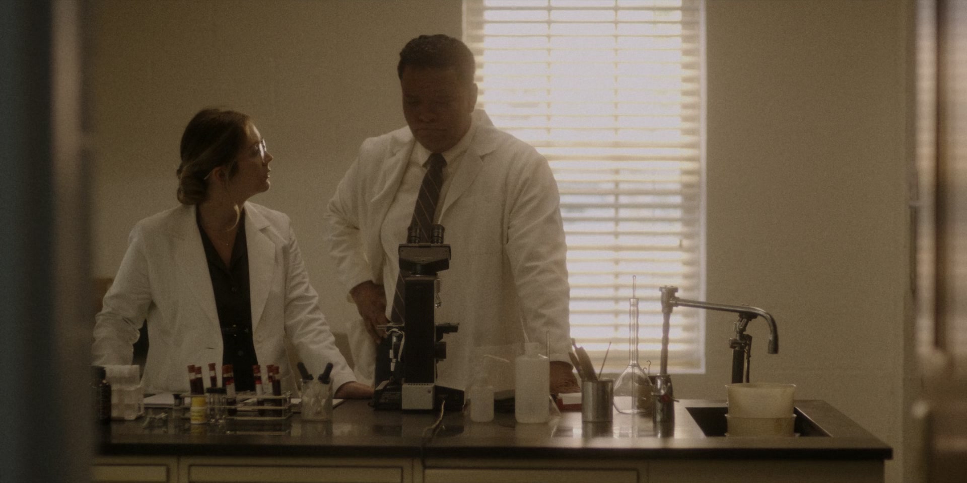 American_Horror_Story_S11E01_SomethingsComing_1080p_IHBL_000542.jpg