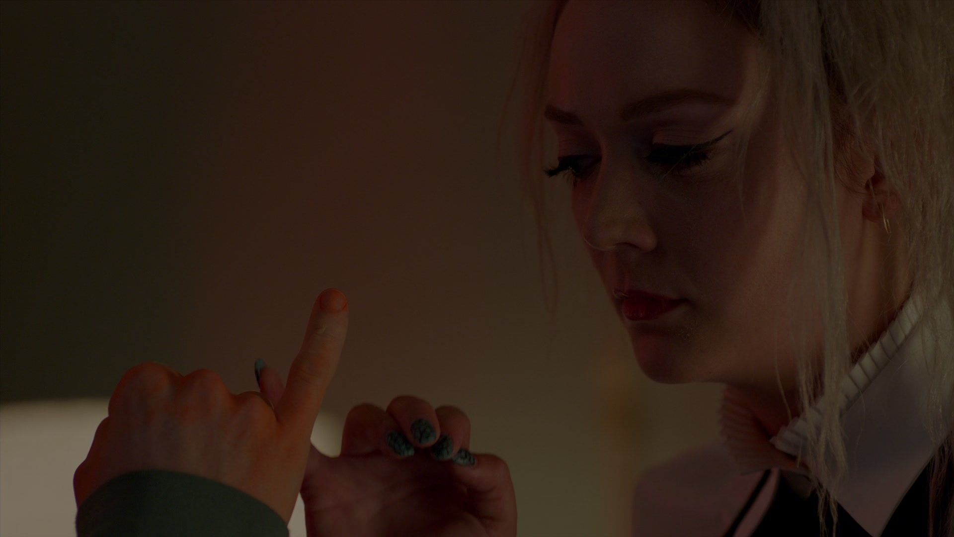 American_Horror_Story_S07_E01_Election_Night_1080p_BluRay_000937.jpg