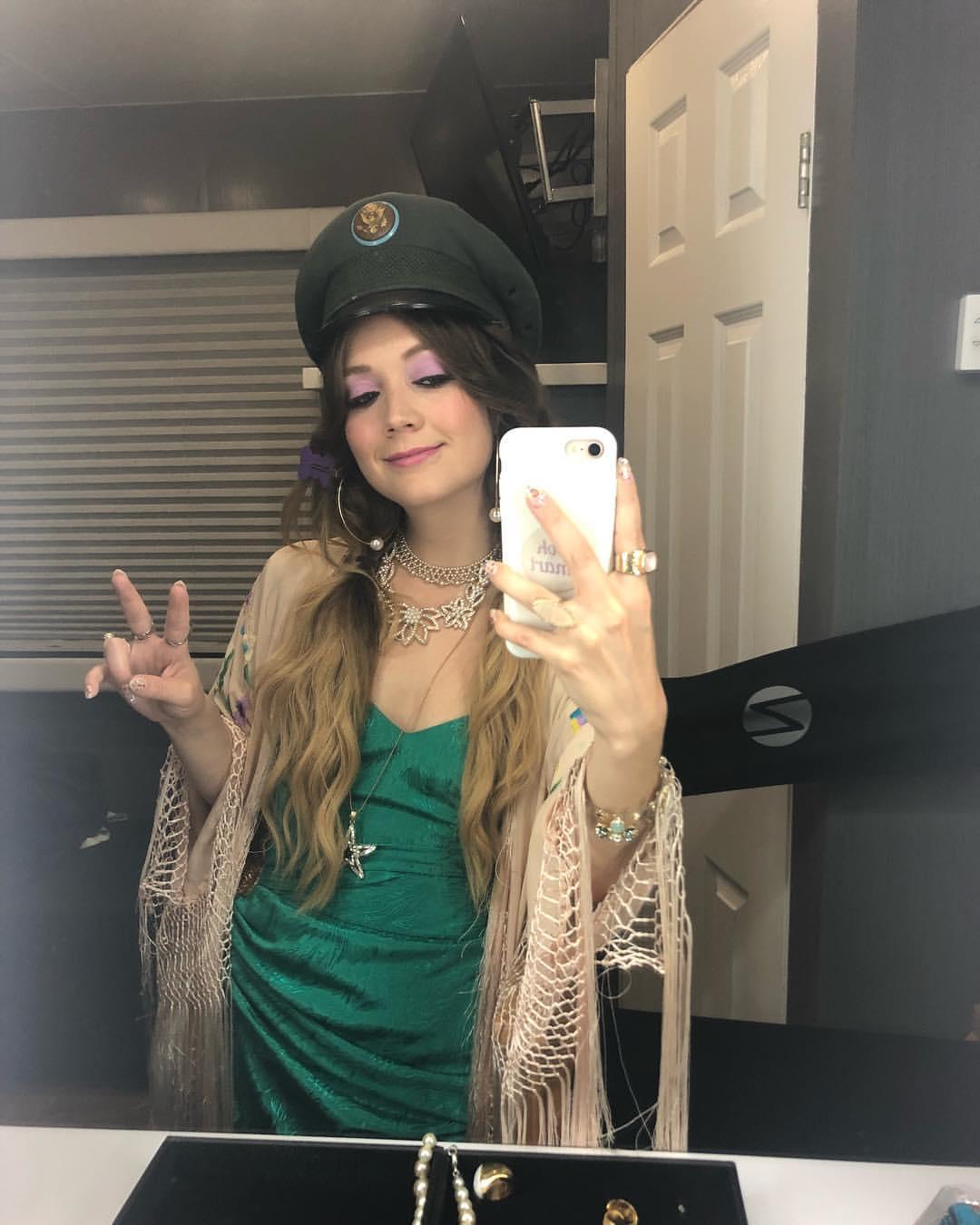 Booksmart_BTS_IHBL_28229.jpg