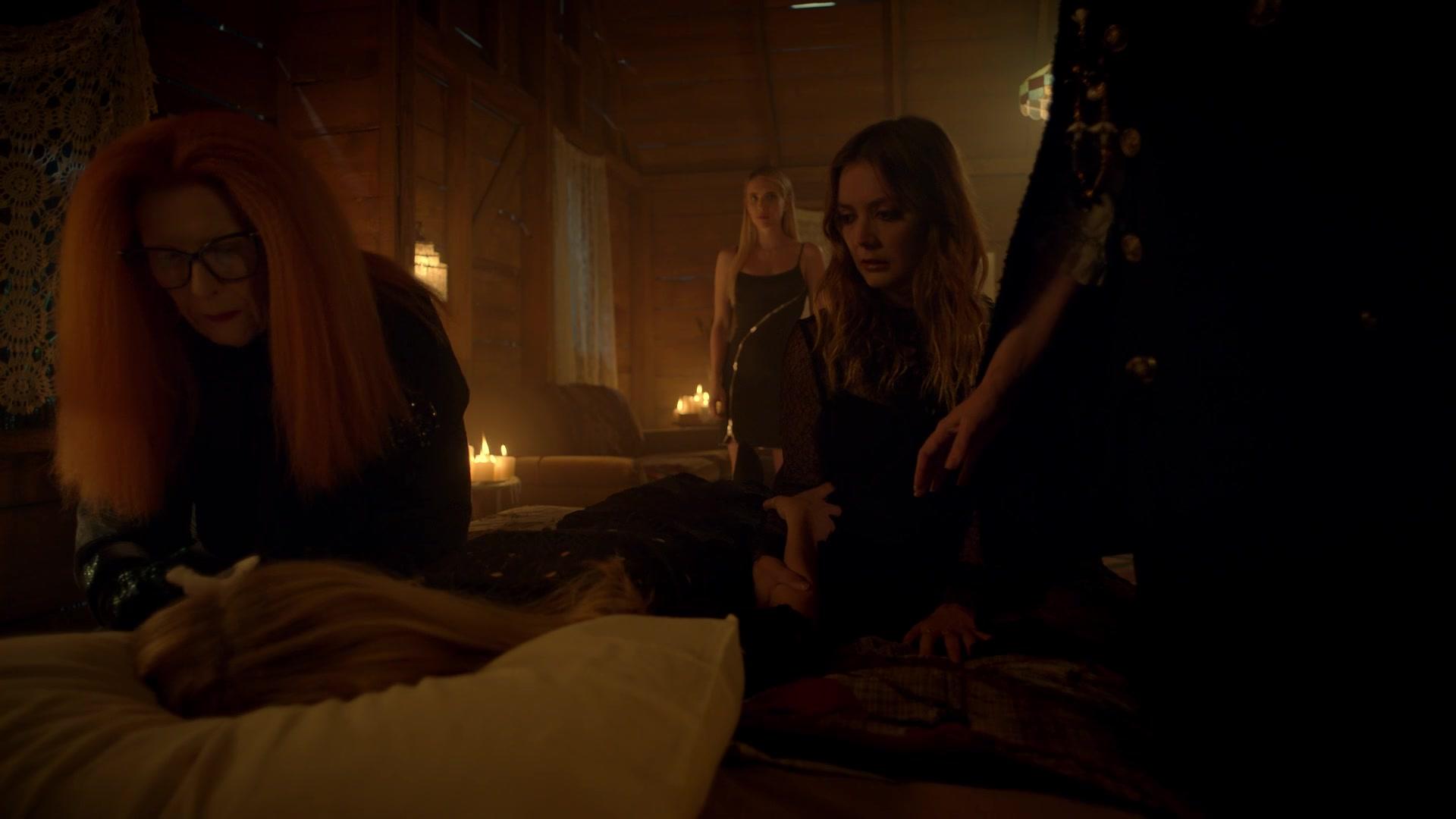 American_Horror_Story_S08E09_Fire_and_Reign_1080p_2288.jpg
