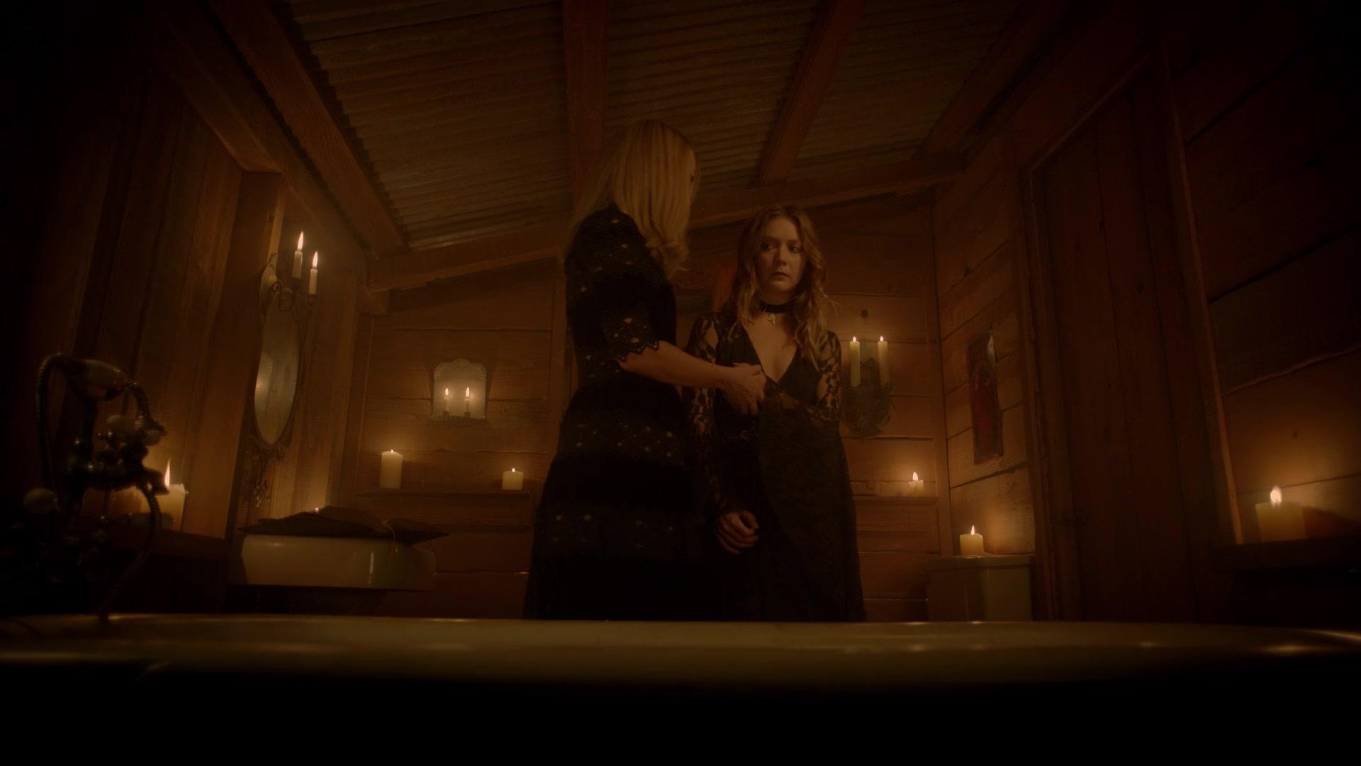 American_Horror_Story_S08E09_Fire_and_Reign_1080p_3412.jpg