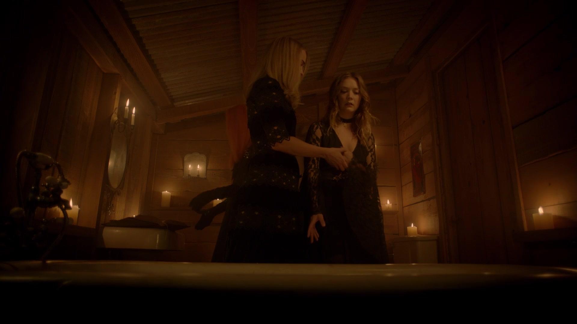 American_Horror_Story_S08E09_Fire_and_Reign_1080p_3415.jpg