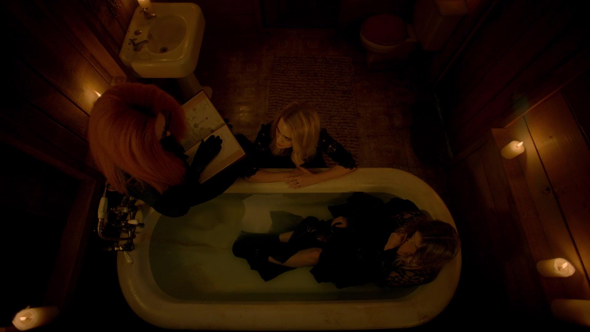 American_Horror_Story_S08E09_Fire_and_Reign_1080p_3520.jpg
