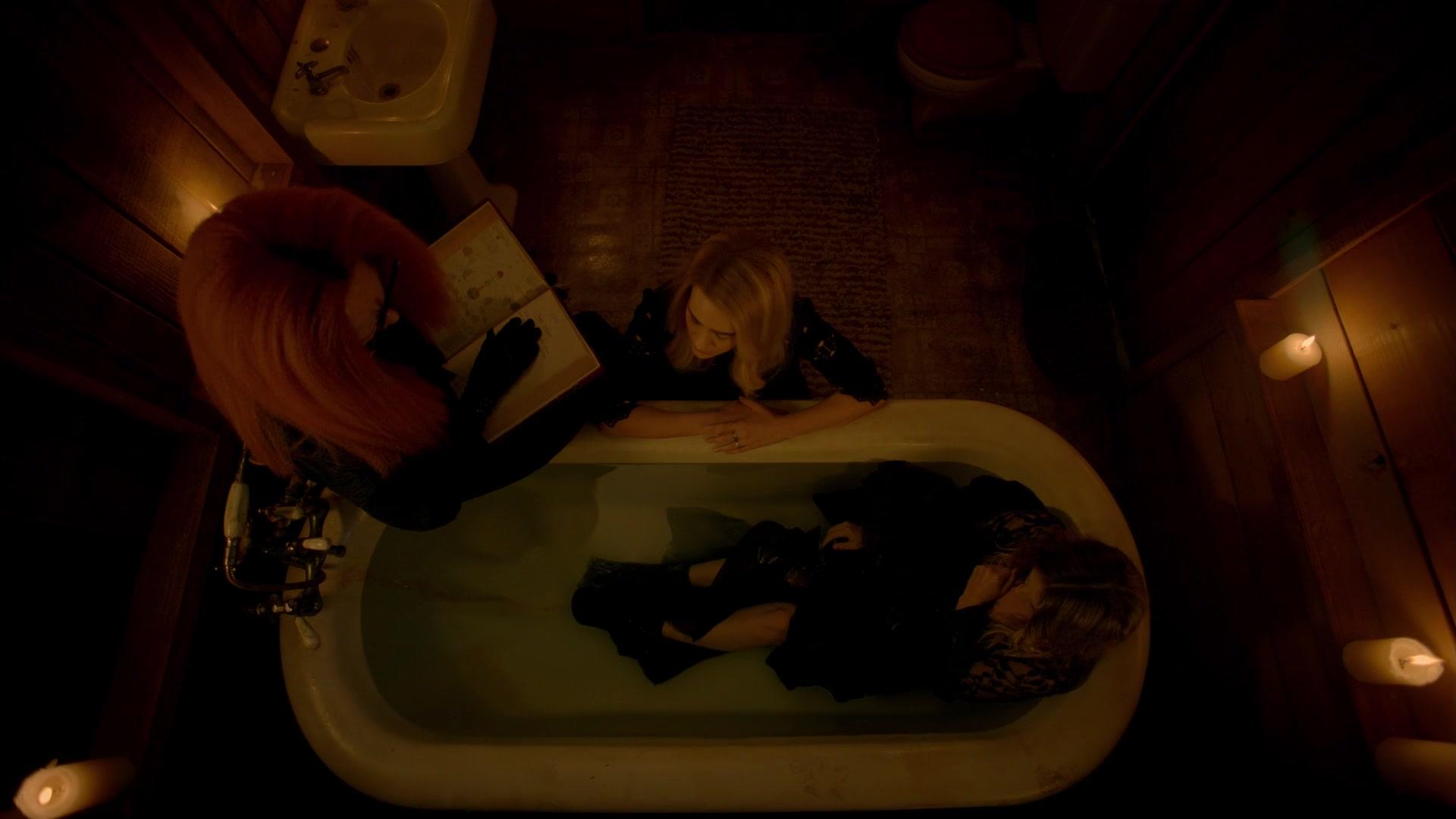 American_Horror_Story_S08E09_Fire_and_Reign_1080p_3529.jpg