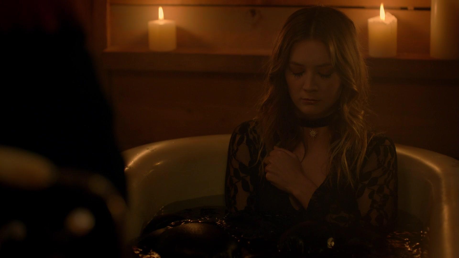 American_Horror_Story_S08E09_Fire_and_Reign_1080p_3573.jpg