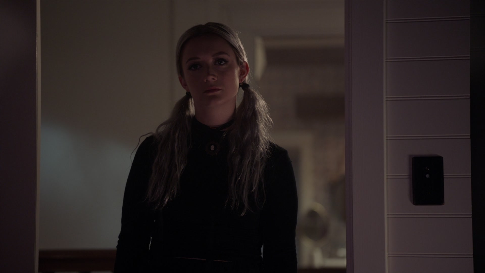 American_Horror_Story_S07_E02_Don_t_BeAfraid_of_the_Dark_1080p_BluRay_004781.jpg