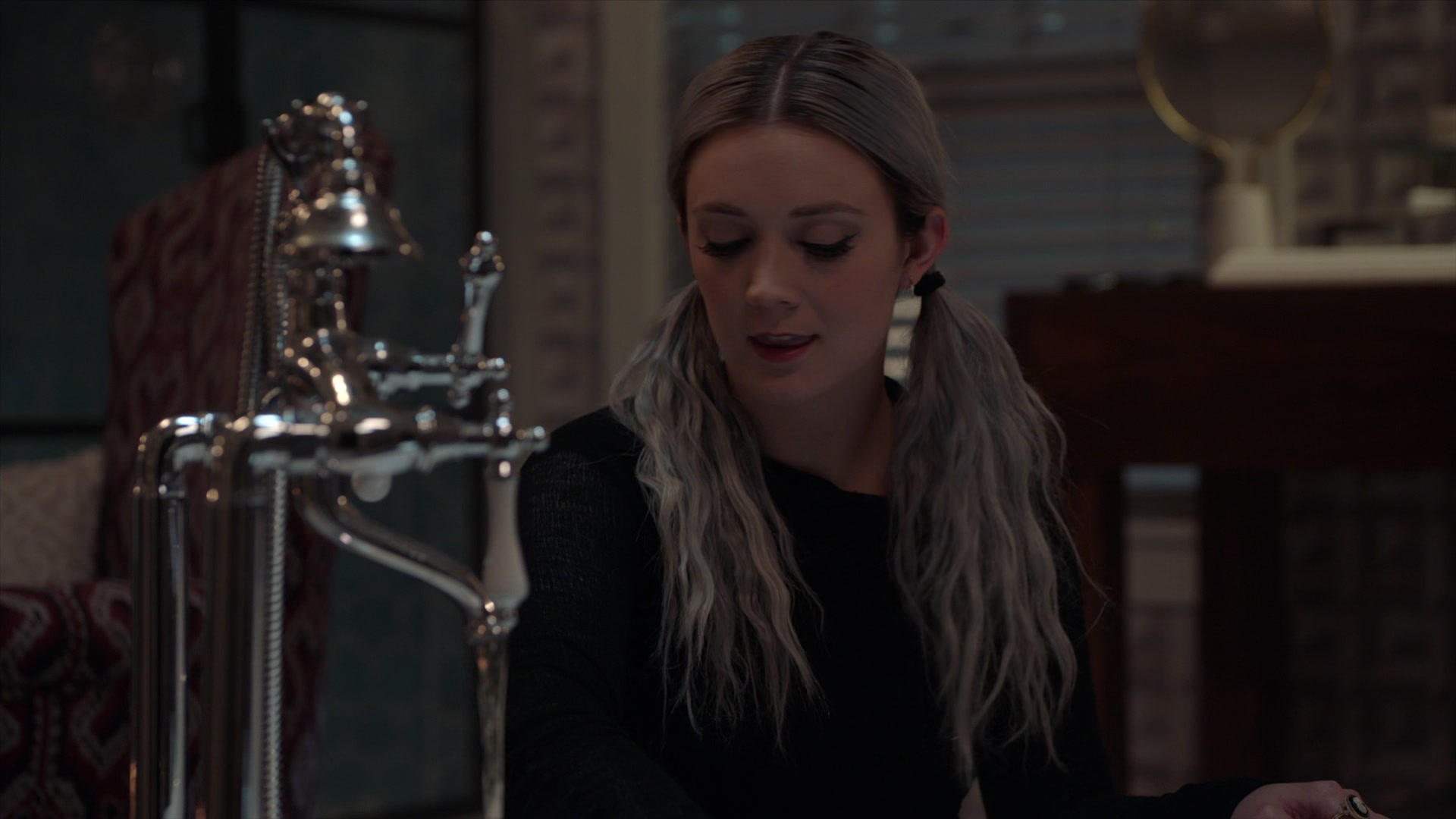 American_Horror_Story_S07_E02_Don_t_BeAfraid_of_the_Dark_1080p_BluRay_005007.jpg