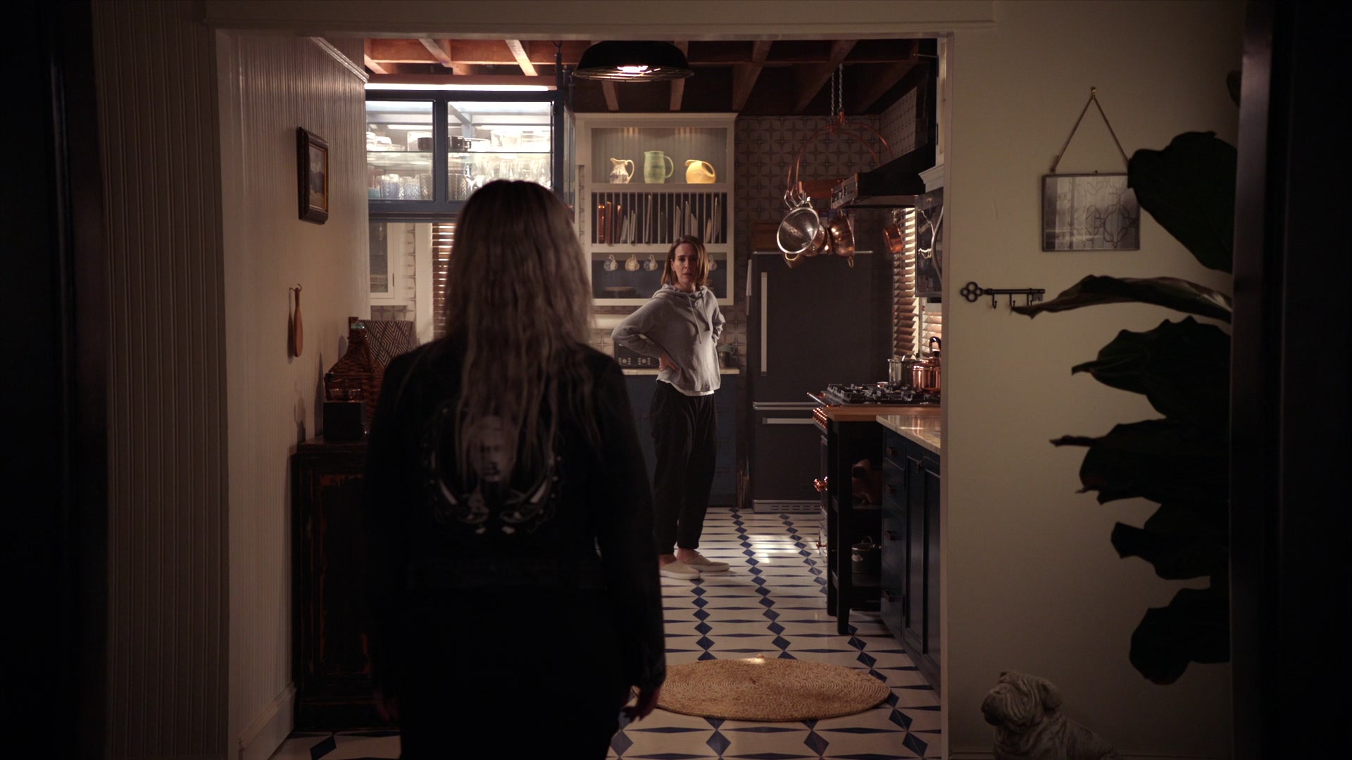 American_Horror_Story_S07E03_Neighbors_from_Hell_1080p_BluRay_002187.jpg