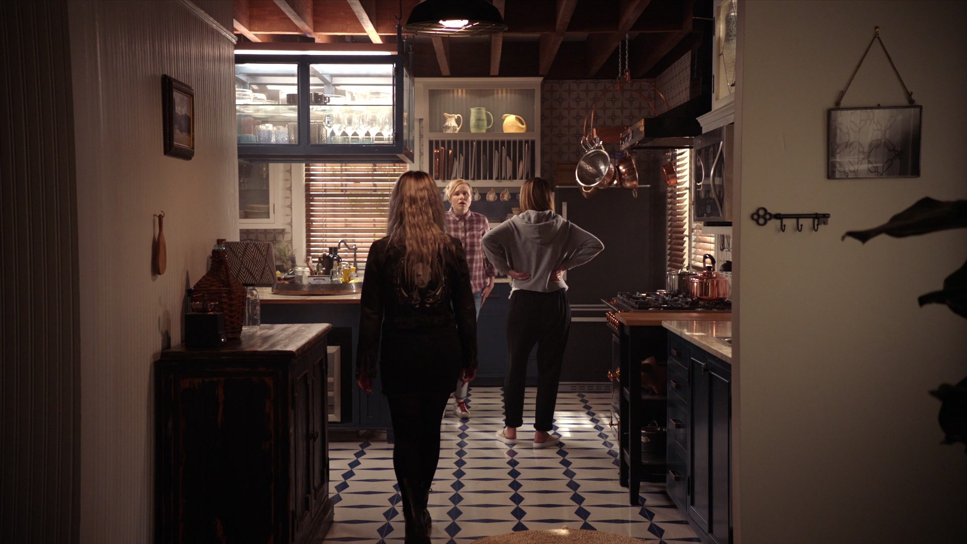 American_Horror_Story_S07E03_Neighbors_from_Hell_1080p_BluRay_002199.jpg