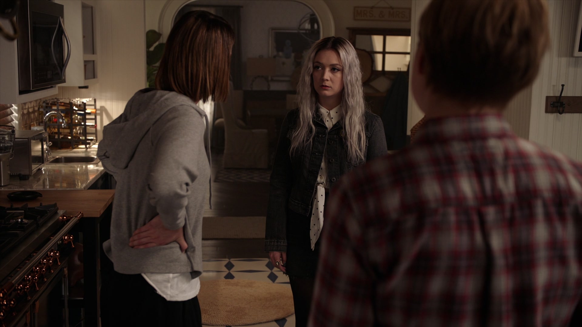 American_Horror_Story_S07E03_Neighbors_from_Hell_1080p_BluRay_002214.jpg