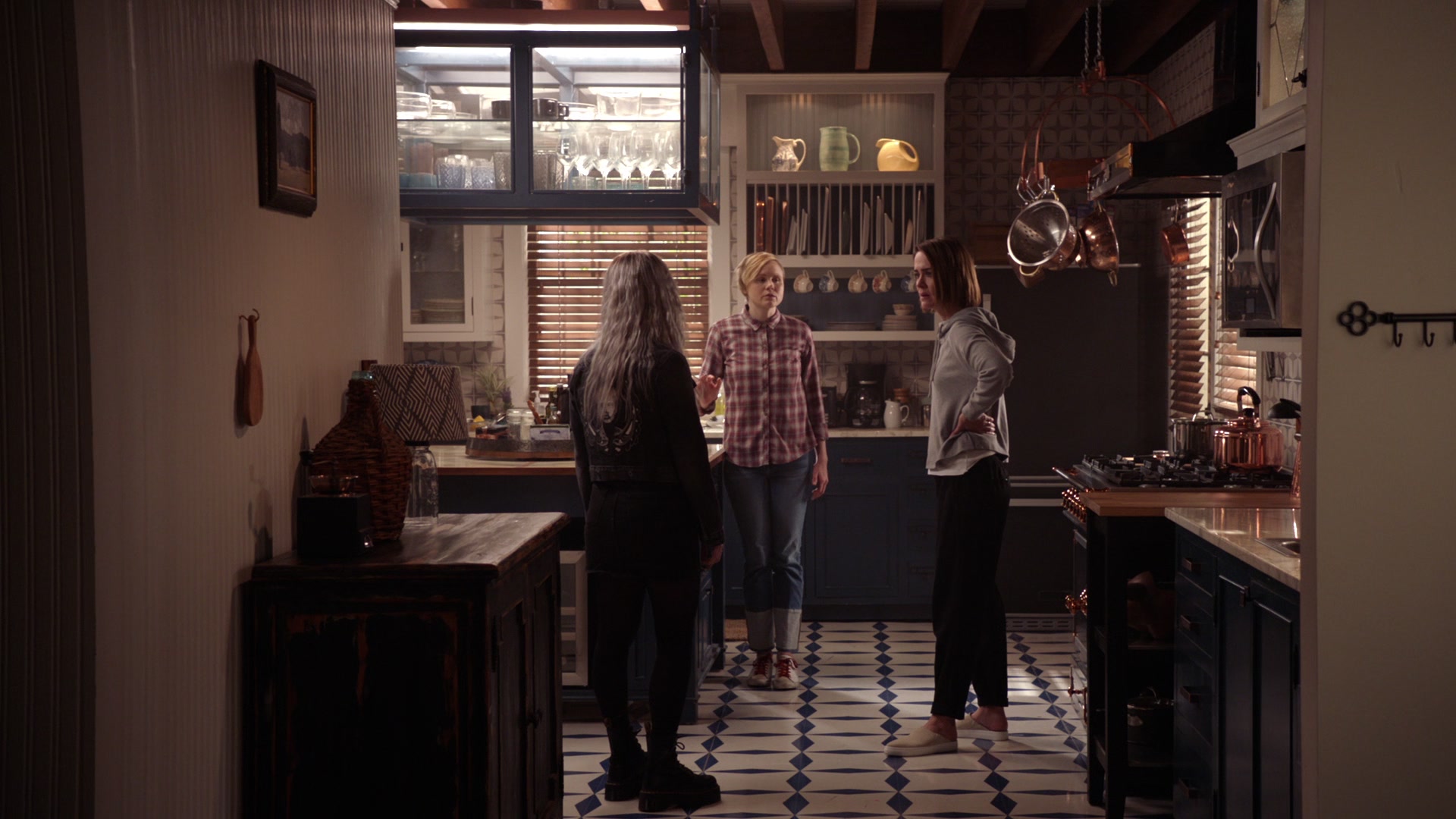 American_Horror_Story_S07E03_Neighbors_from_Hell_1080p_BluRay_002229.jpg