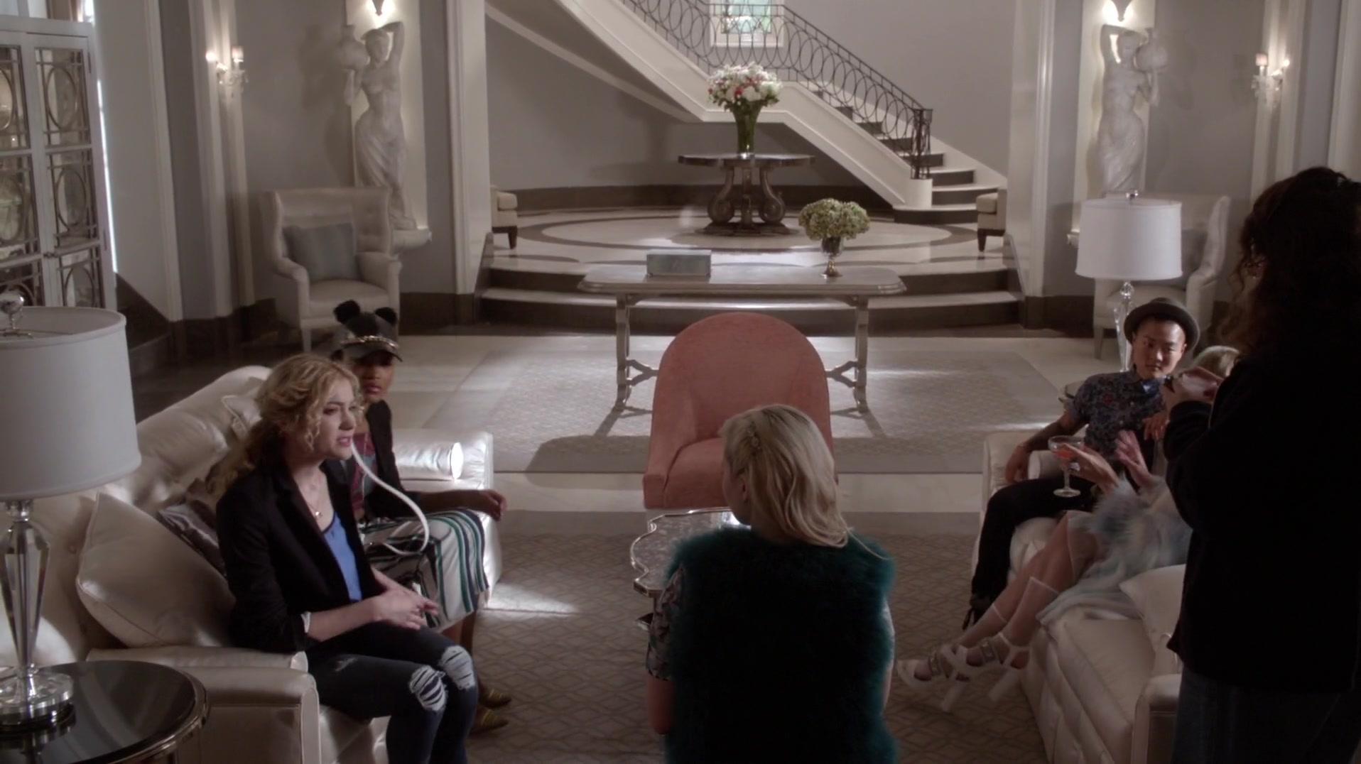 Scream_Queens_2015_S01E03_Chainsaw_3539.jpg