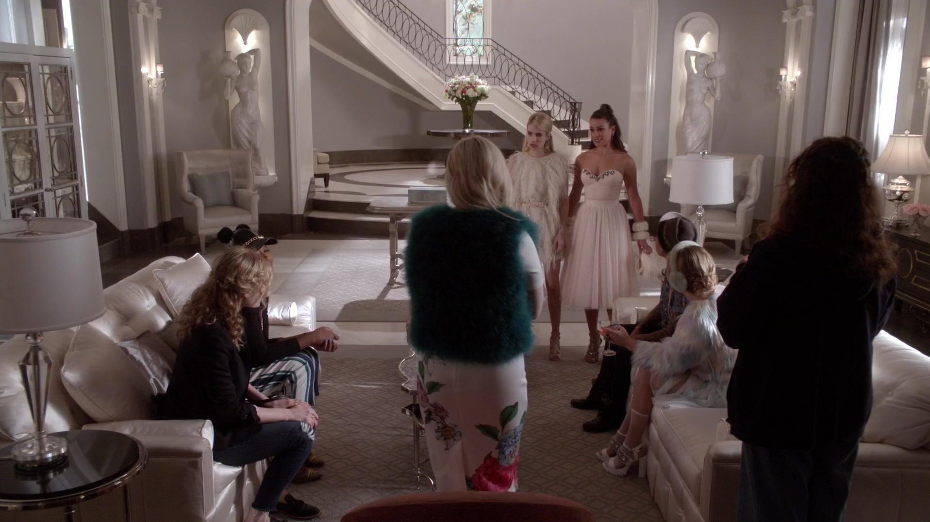 Scream_Queens_2015_S01E03_Chainsaw_3706.jpg