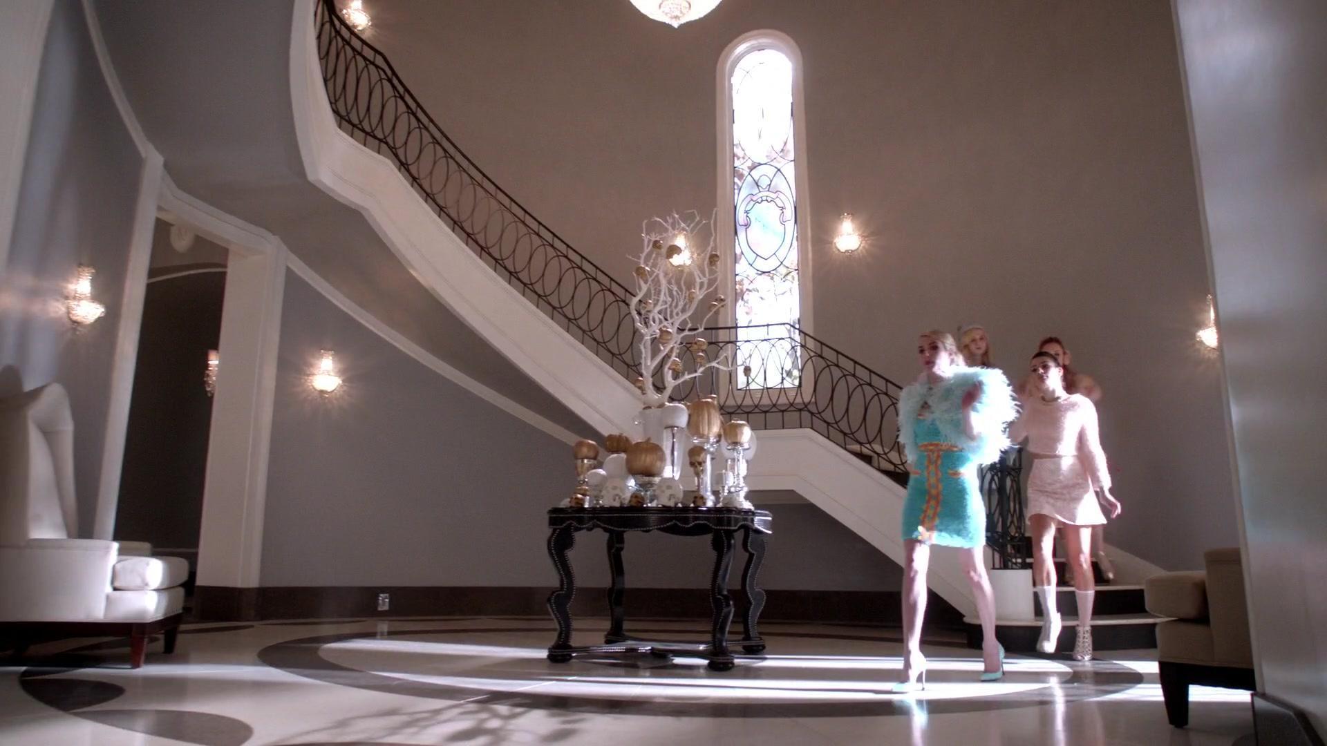 Scream_Queens_2015_S01E05_Pumpkin_Patch_1080p_0105.jpg