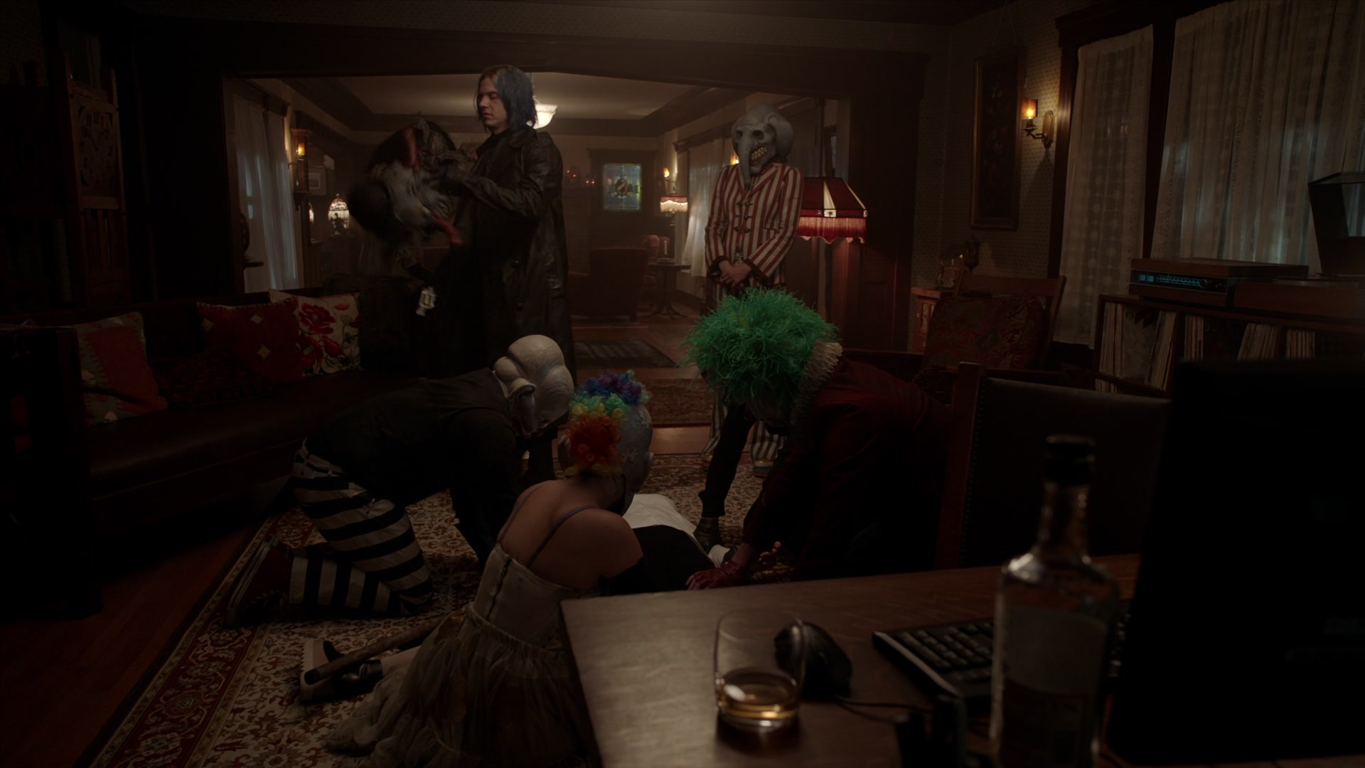 American_Horror_Story_S07_E06_Mid_Western_Assassin_1080p_BluRay_004343.jpg