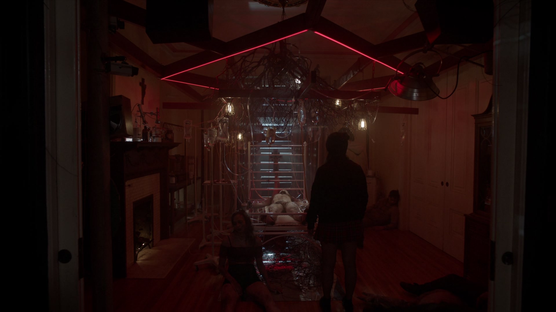 American_Horror_Story_S07_E08_Winter_ofOur_Discontent_1080p2CBluRay_001654.jpg