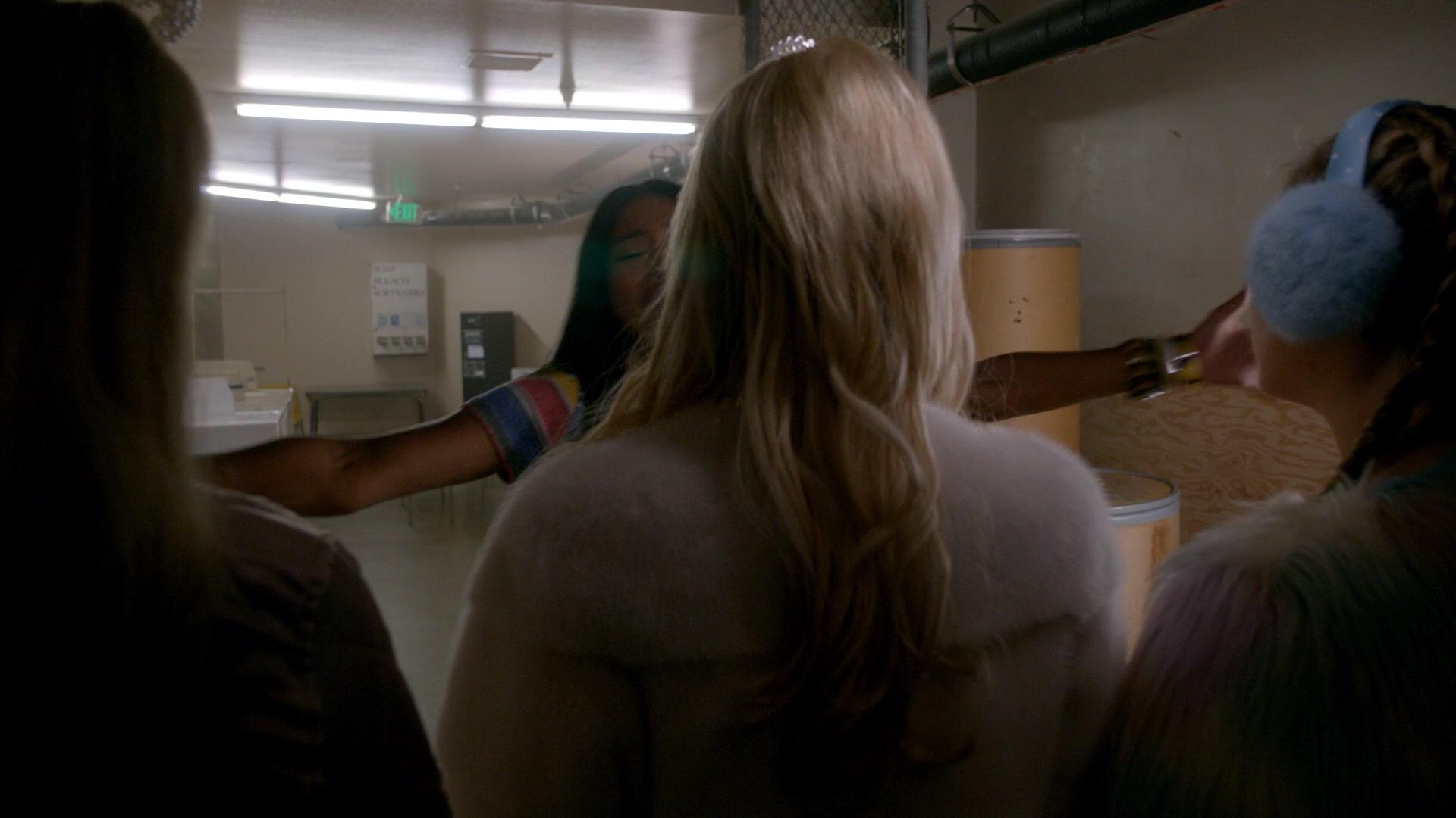 Scream_Queens_2015_S02E01_1080p_003008.jpg