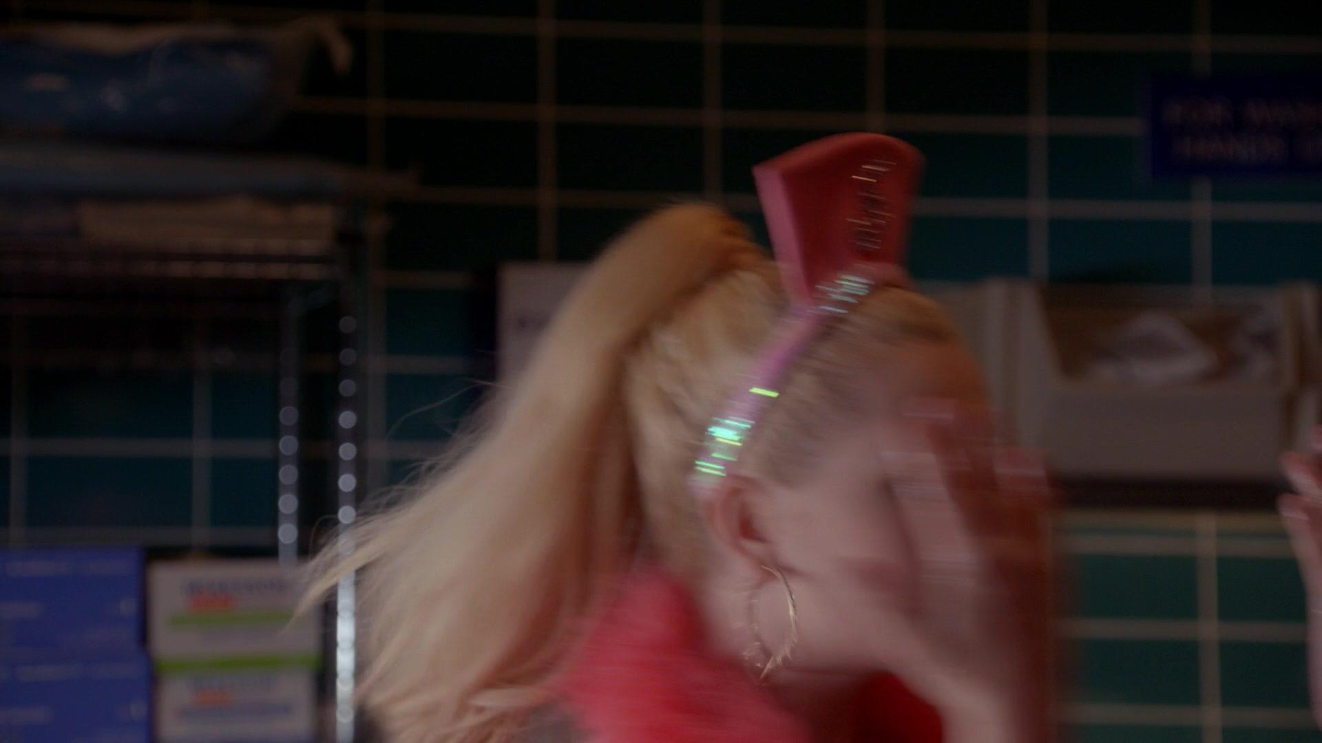 Scream_Queens_2015_S02E01_1080p_004681.jpg