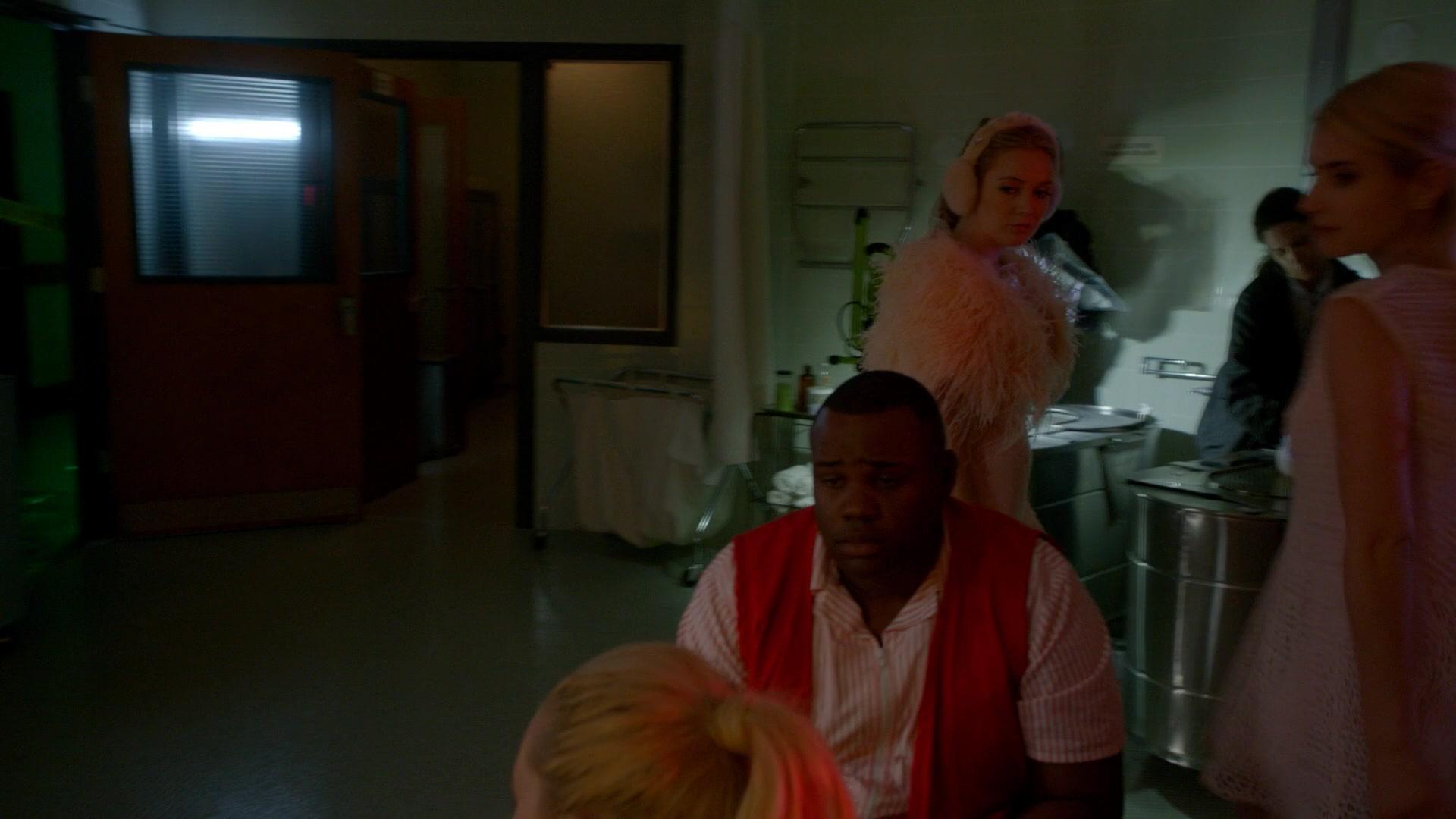 Scream_Queens_2015_S02E02_1080p_000251.jpg
