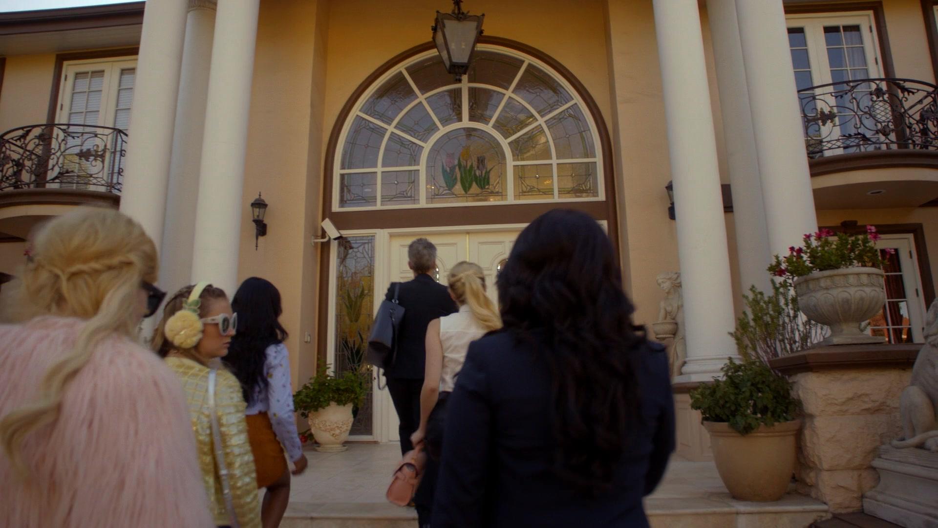 Scream_Queens_2015_S02E03_1080p_002620.jpg