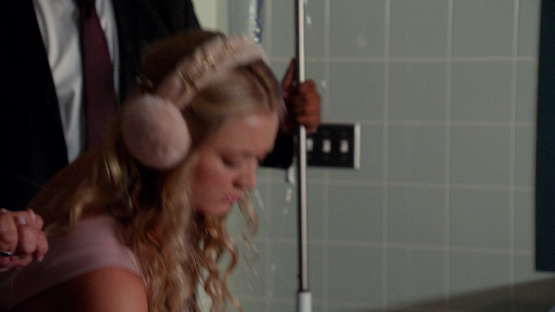 Scream_Queens_2015_S02E04_1080p_000394.jpg
