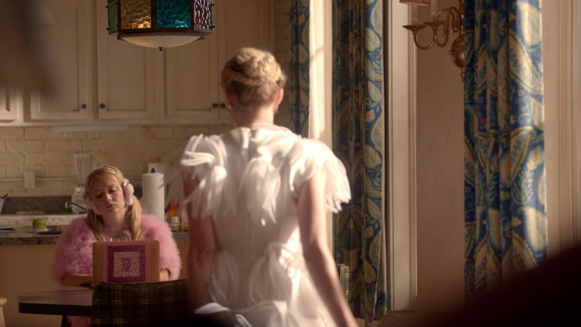 Scream_Queens_2015_S02E05_1080p_002190.jpg