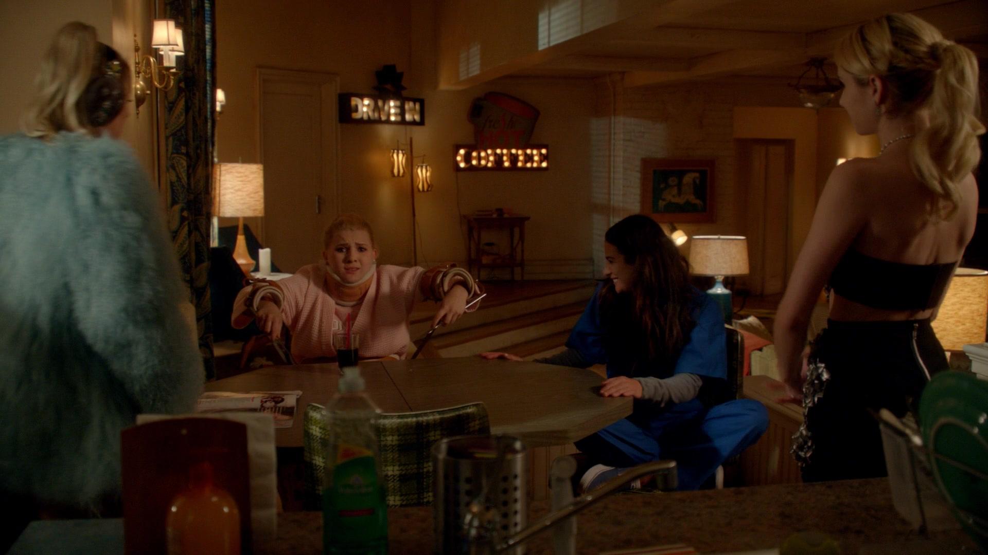 Scream_Queens_2015_S02E05_1080p_003427.jpg