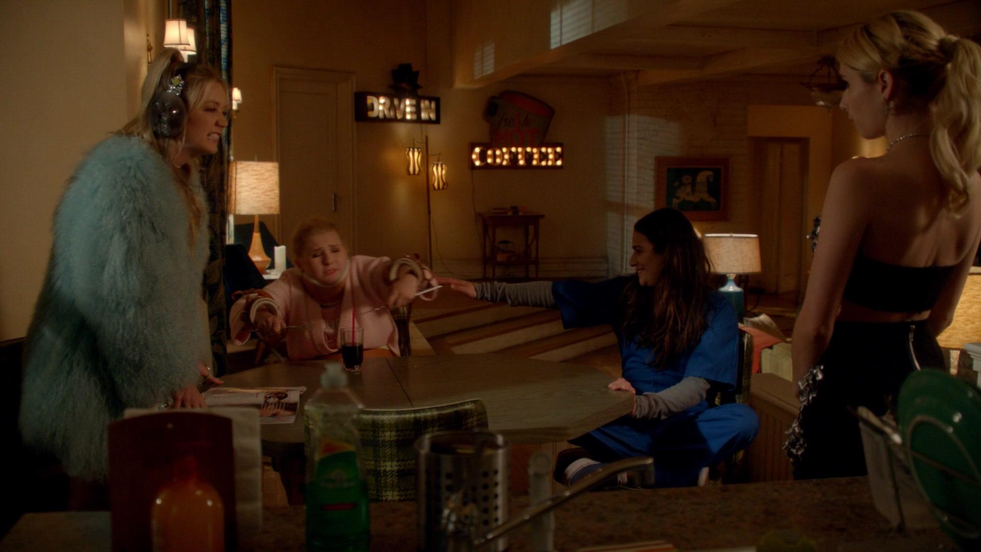 Scream_Queens_2015_S02E05_1080p_003430.jpg