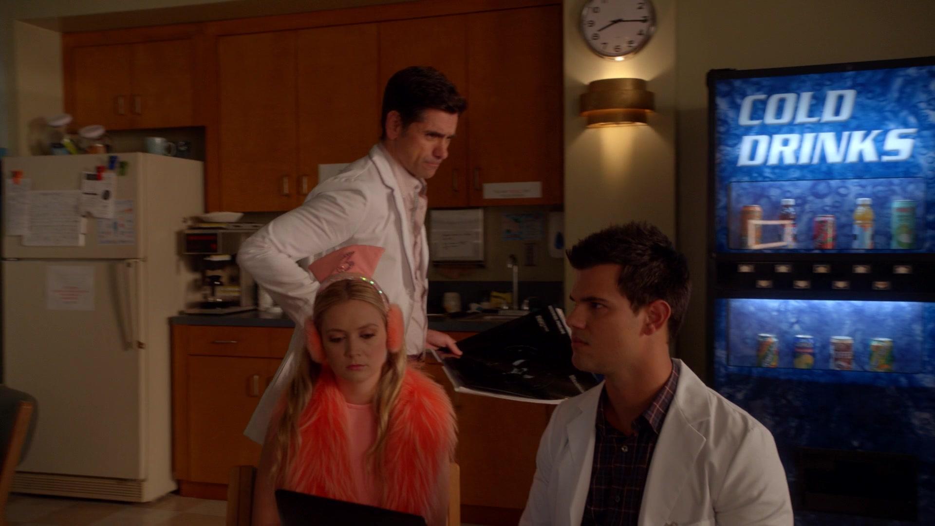 Scream_Queens_2015_S02E05_1080p_004016.jpg