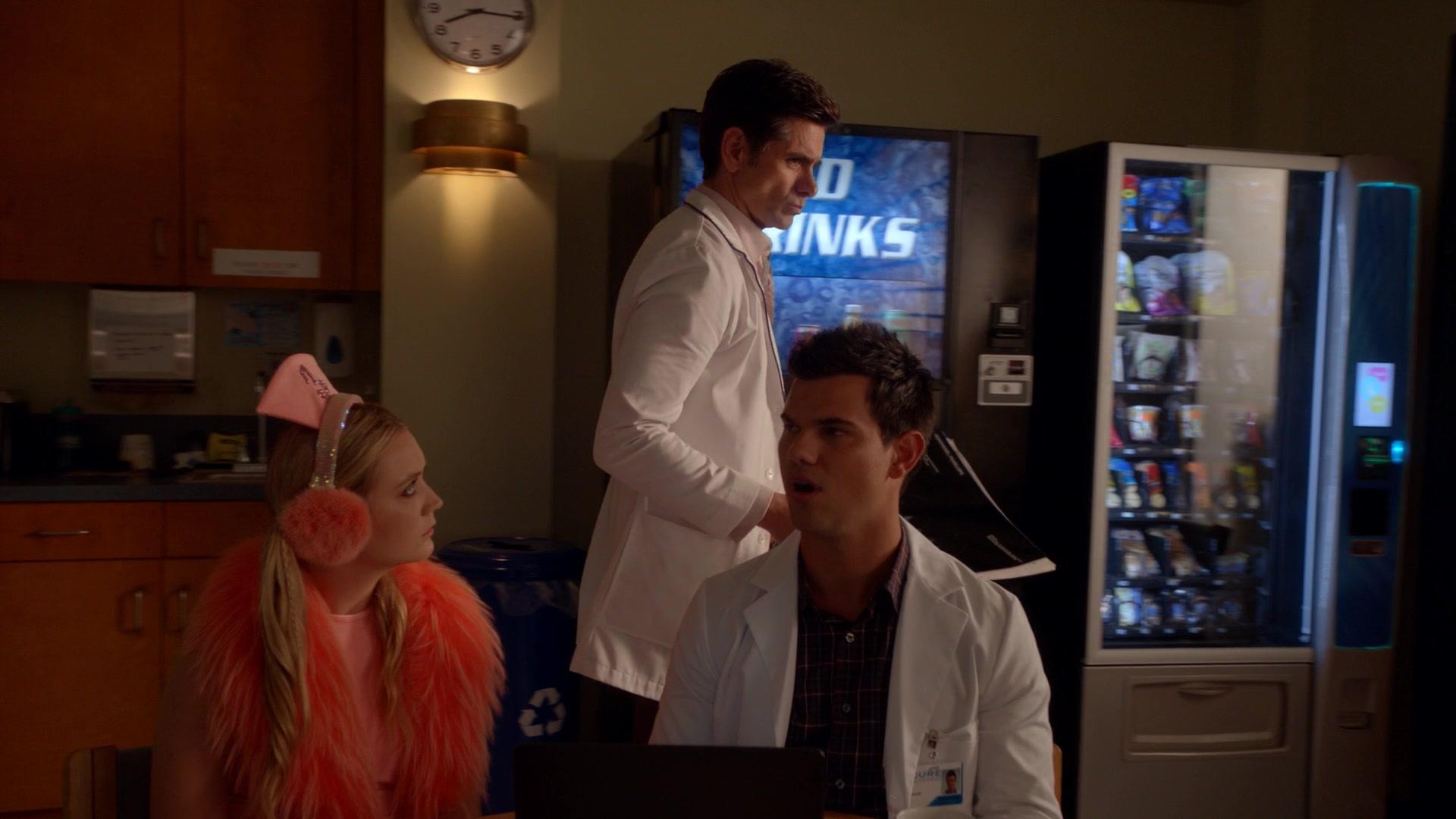 Scream_Queens_2015_S02E05_1080p_004020.jpg