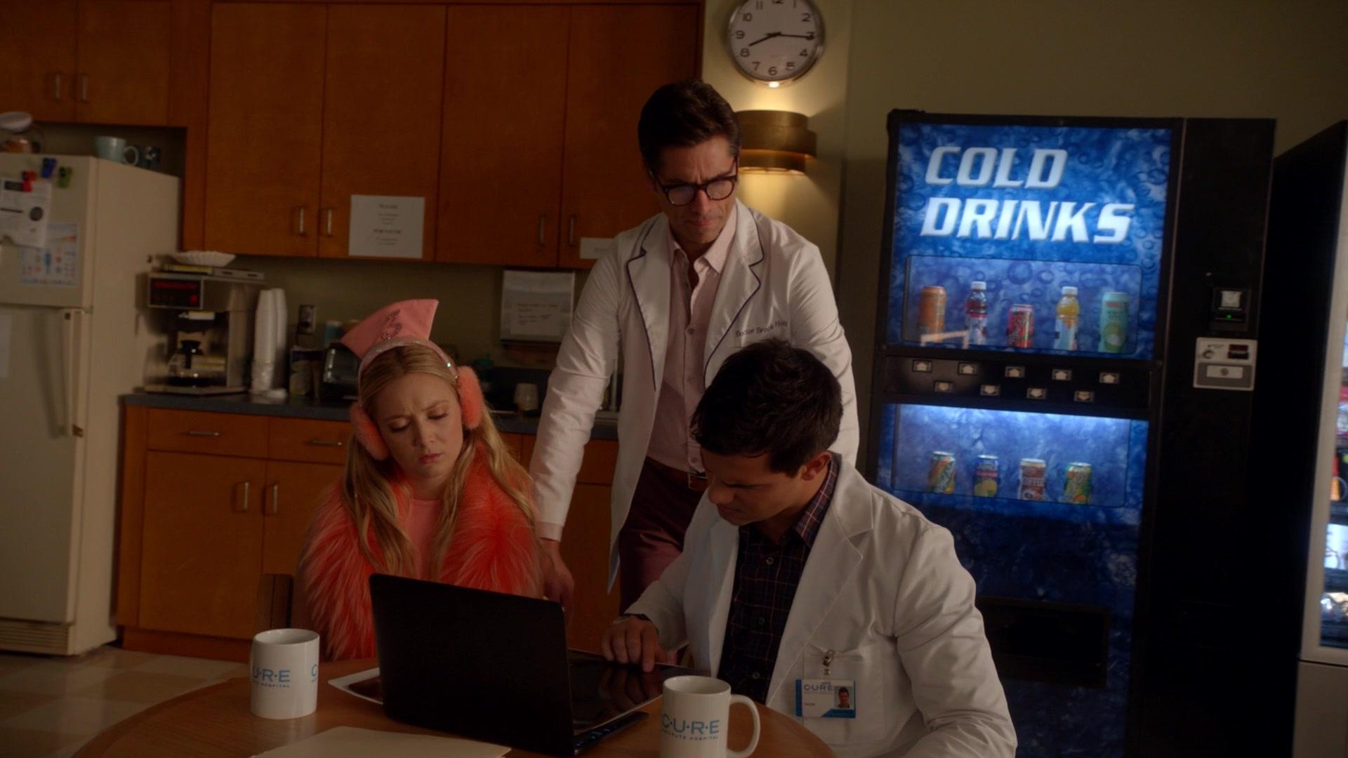Scream_Queens_2015_S02E05_1080p_004063.jpg