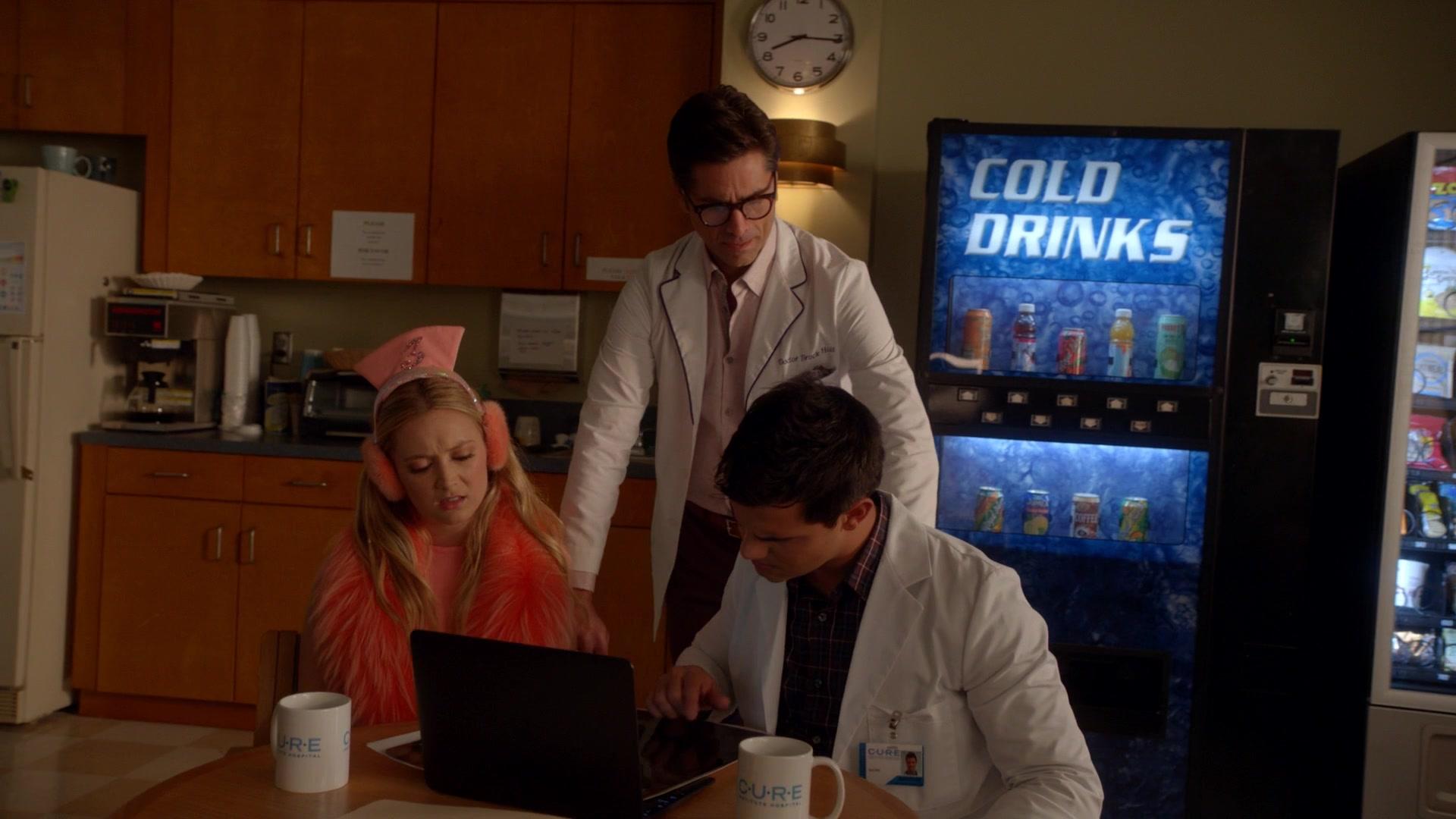 Scream_Queens_2015_S02E05_1080p_004064.jpg
