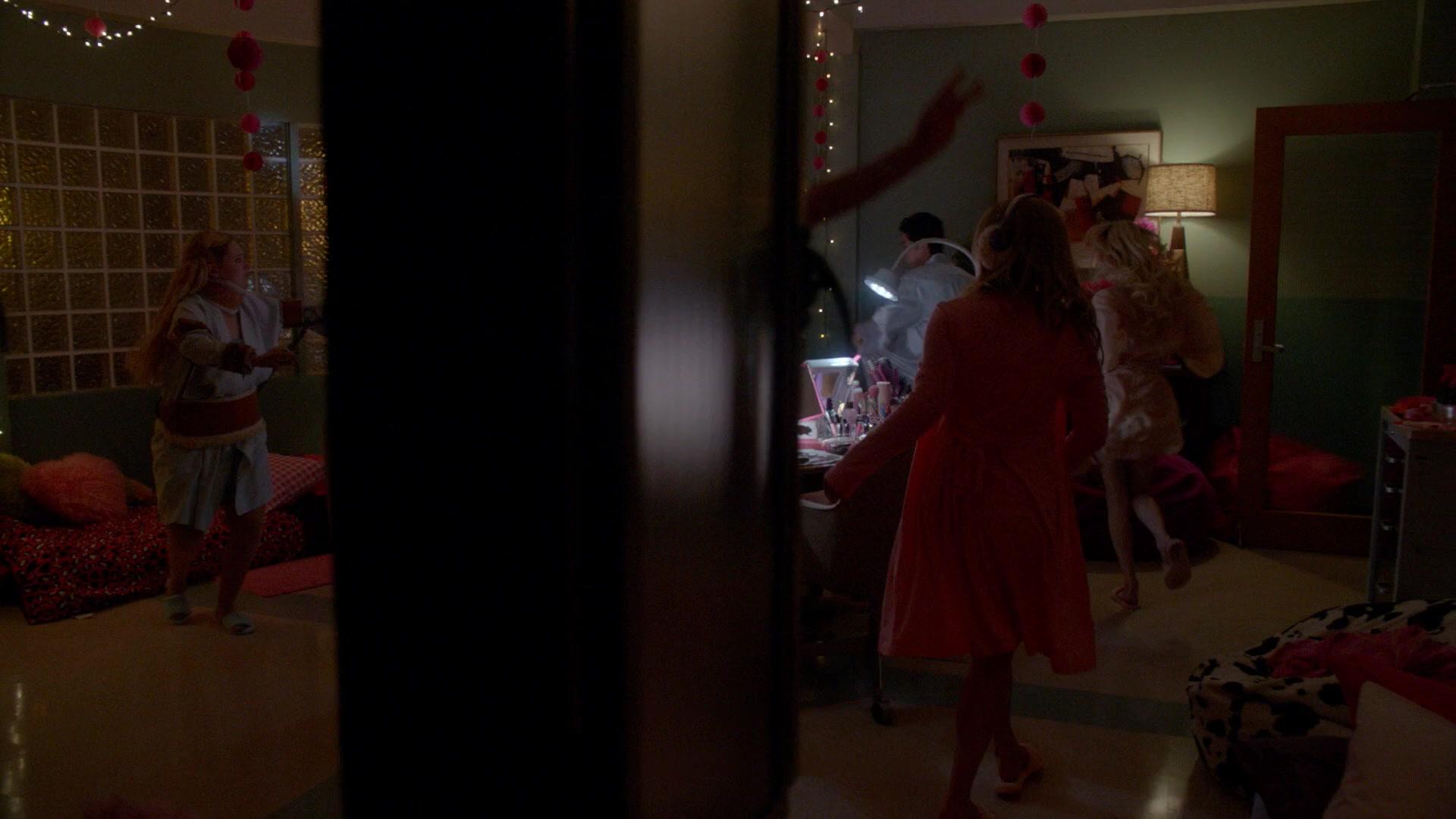 Scream_Queens_2015_S02E05_1080p_005055.jpg