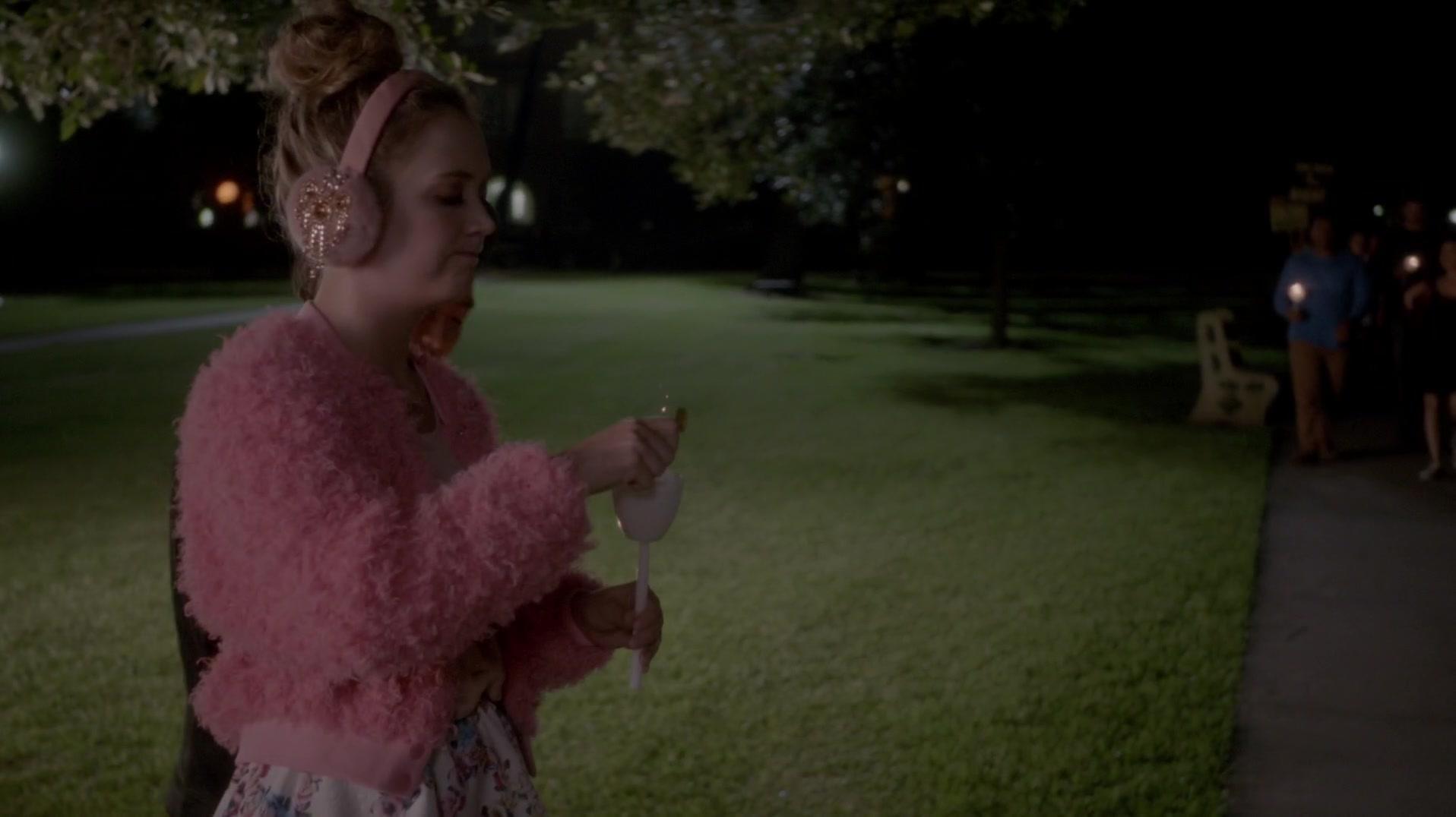 Scream_Queens_2015_S01E03_Chainsaw_1145.jpg Scream_Queens_2015_S01E03_Chainsaw_1145.jpg